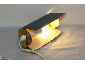 Gammal Vägglampa i mörkblå målad plåt och mässing 50 tal