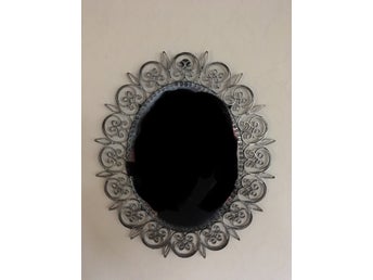 Dekorativ Spegel med metallram av järn - spegelglas: ca 42cm x 32cm - AVHÄMTNING