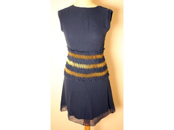 Saloni ladies vintage blue silk sleeveless cocktail dress-gold-tone pin detail