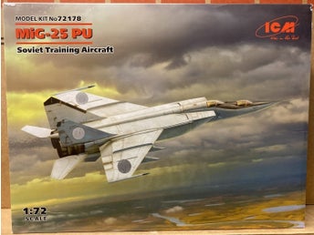 MIG-25 PU SOVIET TRAINING AIRCRAFT ICM 1/72 OÖPPNAD
