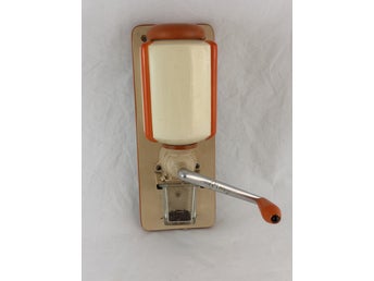 KAFFEKVARN VÄGGHÄNGD PORSLIN & TRÄ ORANGE / BEIGE RETRO DESIGN KYM 1900-TAL