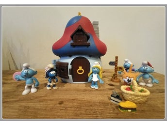Smurfhus med Smurfar och tillbehör. Leksaker