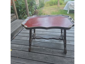 Vintage sidobord med röd skiva