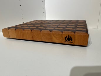 Handgjord skärbräda i ädelträ – Perfekt present!