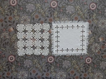 två små fyrkantiga dukar 17 x 17 cm