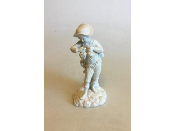Royal Copenhagen Bisquitfigur af dreng med drueklaser