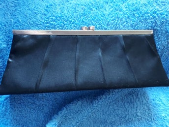 kuvertväska CLUTCH siden SVART 50-tal h ca11cm b ca 26,5 cm