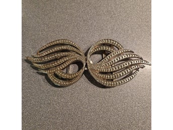 Silverfärgat spänne