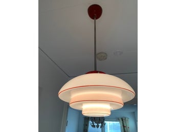 Taklampa från 50-talet med röda detaljer