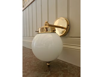 Retro vägglampa i mässing och vit glaskupa