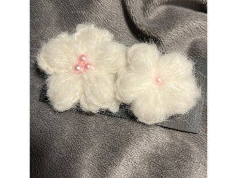 Blommor i fluffigt ullgarn