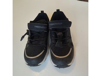 Trekmates svarta sneakers strl 30