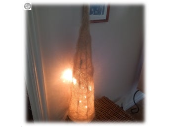 Pyramidlampa halmstrut med ljusslingor halm till Jul