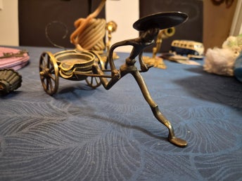 Antik skulptur med en man som drar en kärra