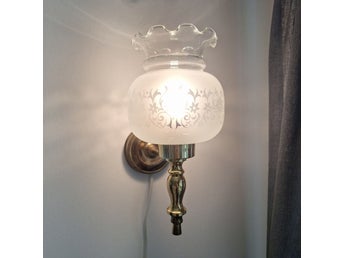 Retro Vägglampa med mönstrat glas och mässingsdetaljer