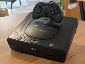 Sega Saturn konsolställ + kontrollställ – 3D-printad retro display