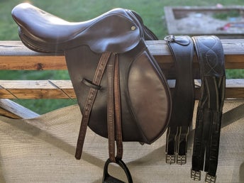 Hoppsadel The Crown Saddlery Walsall 16 tum med stigläder och sadelgjordar