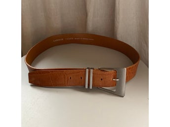 Skärp, cognac färg i läder, ca 85 cm långt