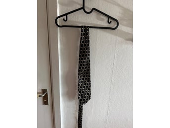 Domar sidenslips 100% siden – Svart med grafiskt vågmönster – Made in Italy