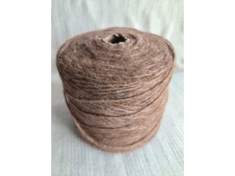Garn på kon 70%royal baby alpaca; 10%merino; 20%polyamide ca.780 gr. blow-garn.