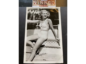 Betty Grable i baddräkt .