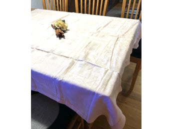 Ljus rosa duk i linne med ett diskret broderade detaljer & fåll med hålsöm