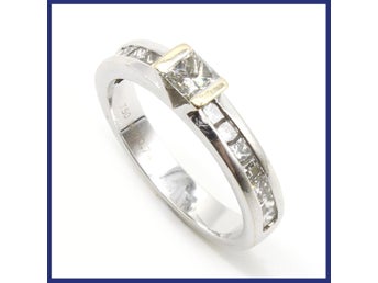 Ring, 18K vitguld, solitär/sidostenar, naturliga diamanter (0,74ctv, stl 16,5mm)