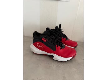 Under Armour Basketskor Röd/Svart Storlek 35,5