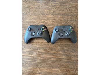 Två stycken defekt Xbox-kontroller