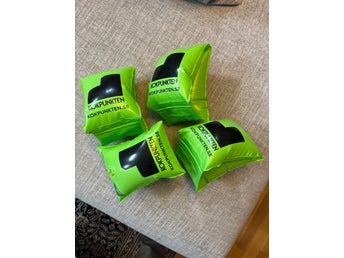 Fyra uppblåsbara armpuffar från Kokpunkten