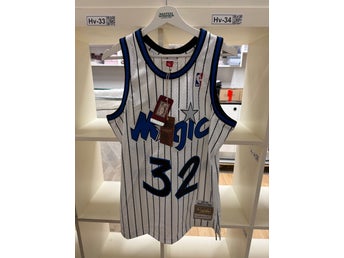 Mitchell & Ness vit, blå och svart baskettröja, storlek XXL