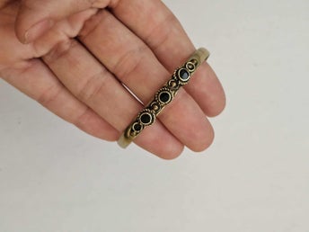 Handgjord armband med svarta stenar