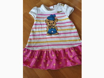 Somrig kortärmad randig klänning med Bamse. Str.. (400587942 Vit och rosa randig kortärmad klänning med volager och