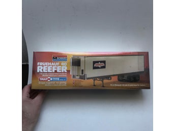 Byggmodell Monogram vintage inplastad - Snap tite Fruehauf 40' reefer Birds 1:32