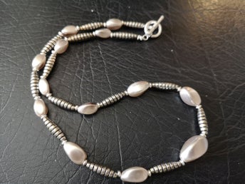 SÄNKT PRIS ! Ett förnämt halsband, i silverfärg och beige, 49 cm långt.