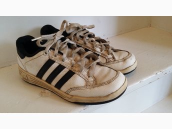 Adidas skor i stl 35, (21, 5 cm ). Ok begagnat skick. Adidas skor i stl 35, (21, 5 cm ). Ok begagnat skick.