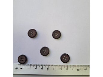 30 bruna knappar säljes för 65 kr. Fraktfritt