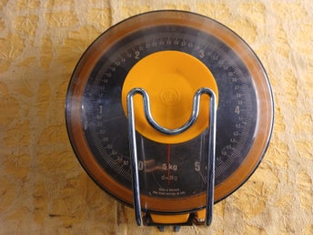 Retro EVA veggmontert kjøkkenvekt – 5 kg – Klassisk dansk design