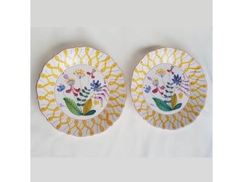 Två mindre fajansfat, Gustavsbergs Studio, sign. Ursula Printz. Mikronagg, bild.