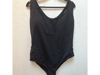 Ny Svart klassisk baddräkt stl 2 xl prislapp kvar kostat 449 kr