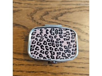 *** Leopard pillerburk pillerbox pillerask smyckesask Leopardmönstrad ***