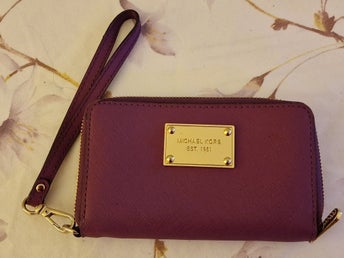 Michael Kors lila plånbok.