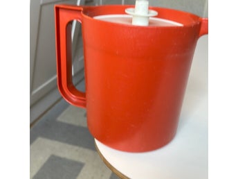 Tupperware kanna med lock röd