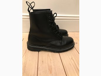 dr martens mono 39