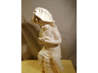 Figurin läsande flicka