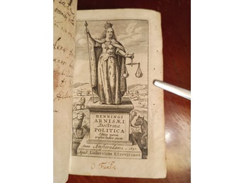 Doctrina Politica av Henning Arnisæus, 1651. Pergamentband. Elzevir.