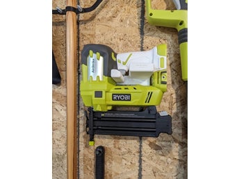 Hållare till Ryobi Dyckertpistol för Vägg/Biltema-tavla (Inkl. skruv)
