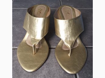 NYA! Sandaletter i guld, skor, kilklack, storlek 37. Sommar, midsommar, semester NYA! Sandaletter i guld, skor, kilklack, storlek 37. Sommar, midsommar, semester