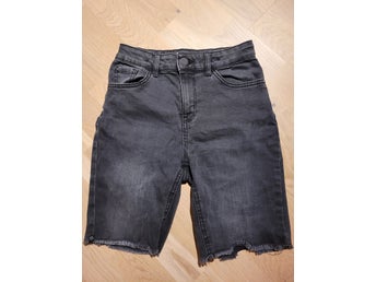 Lindex svarta shorts, storlek 152