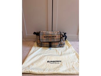 Komplett Burberry Baby Set – Skötväska, Åkpåse & Skötmadrass
